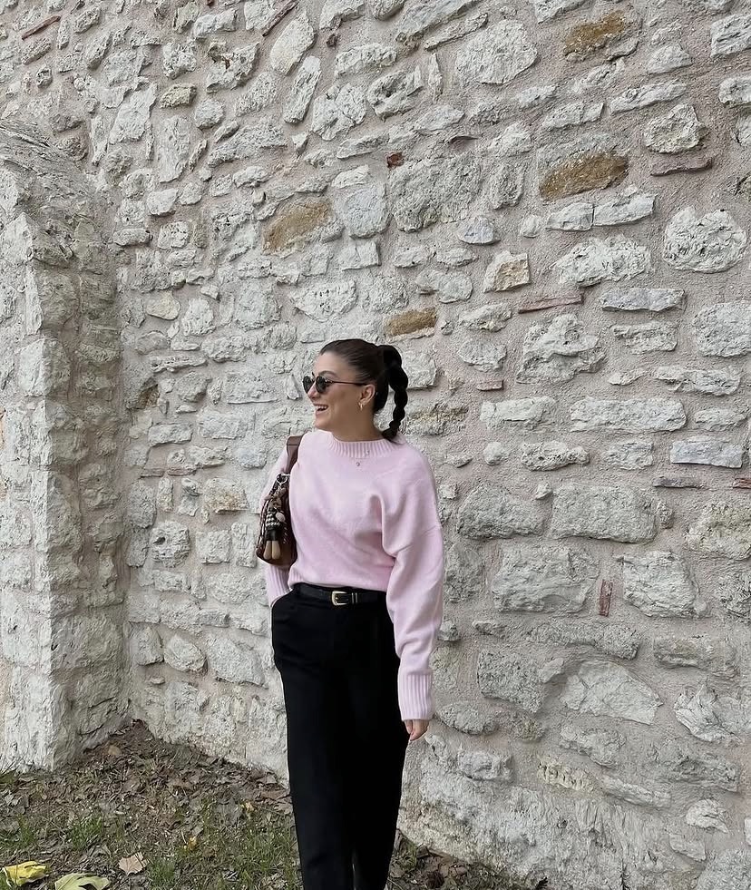 Zerrin'in taş duvar önünde gülümsediği fotoğraf